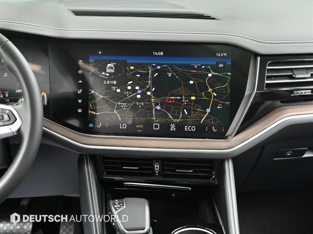 Volkswagen Touareg — photo 14