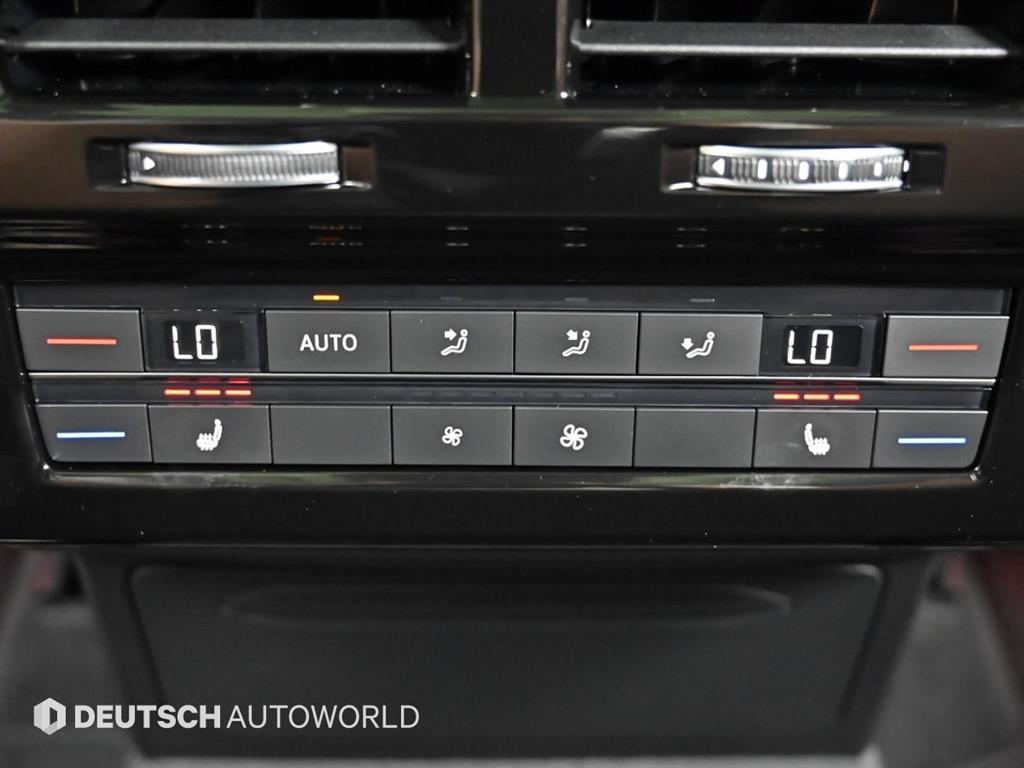 Volkswagen Touareg — photo 16