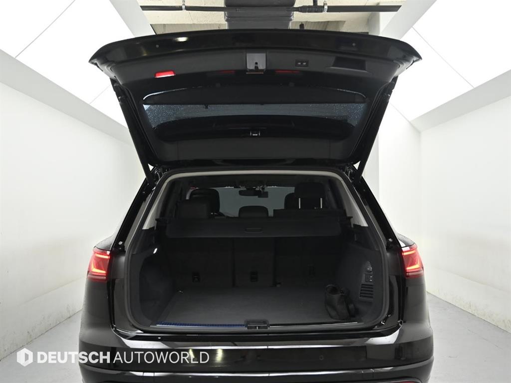 Volkswagen Touareg — photo 19