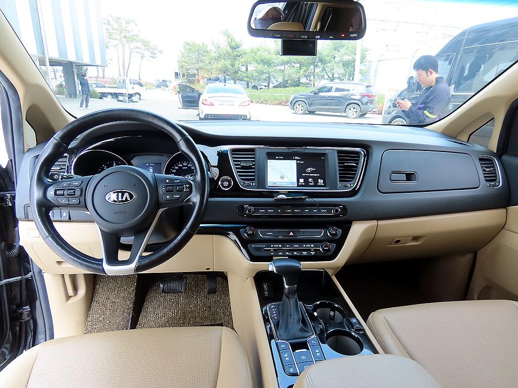 Kia Carnival — photo 08