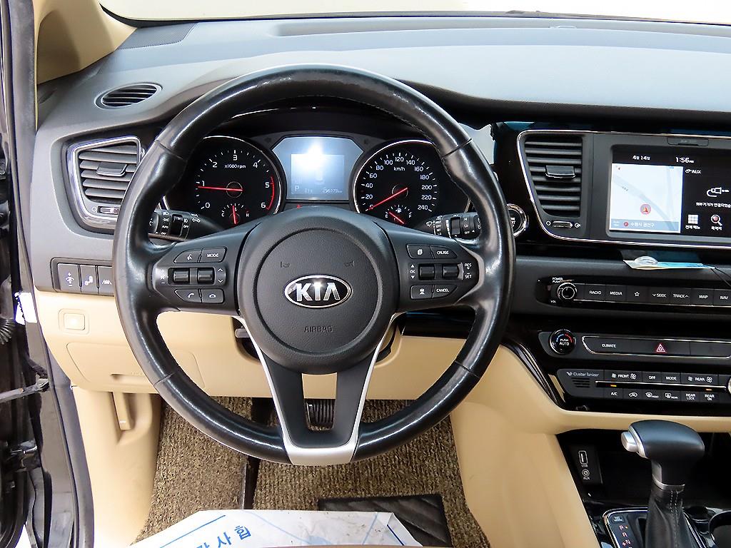 Kia Carnival — photo 09