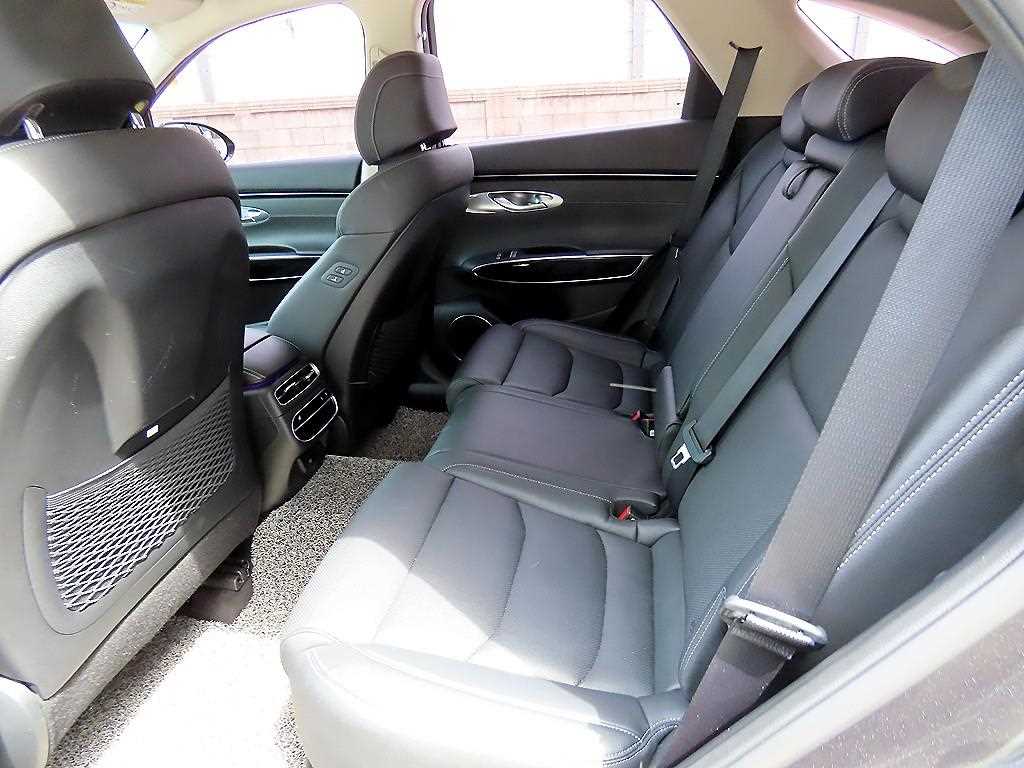 Genesis GV70 — photo 06