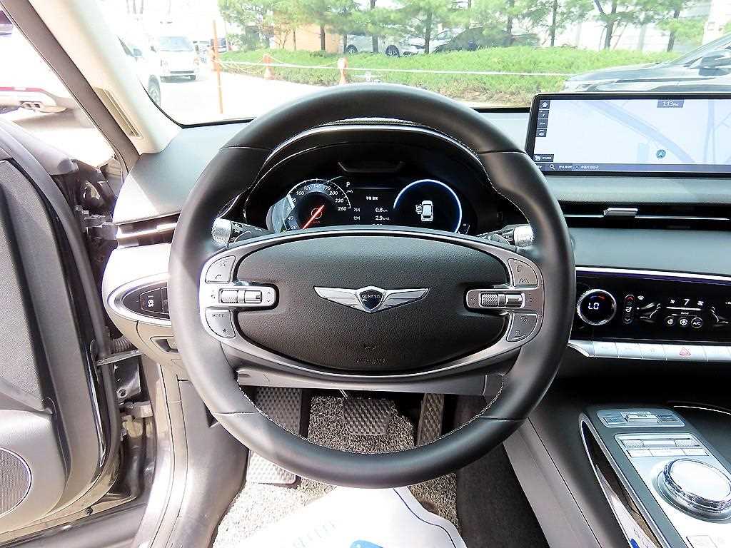 Genesis GV70 — photo 08