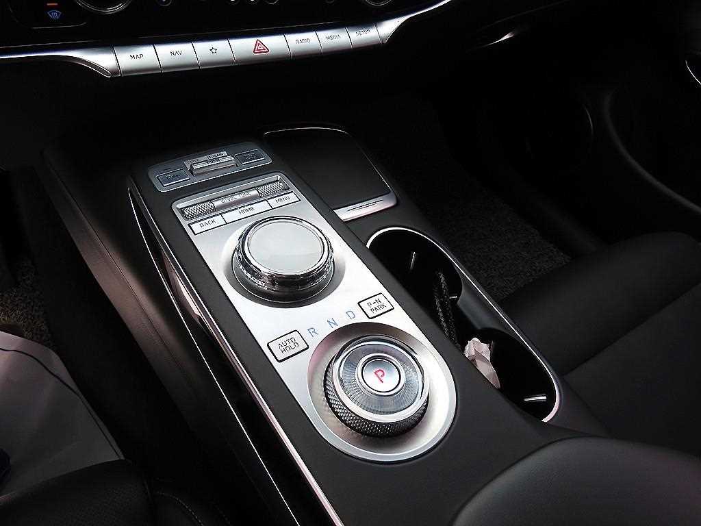Genesis GV70 — photo 11