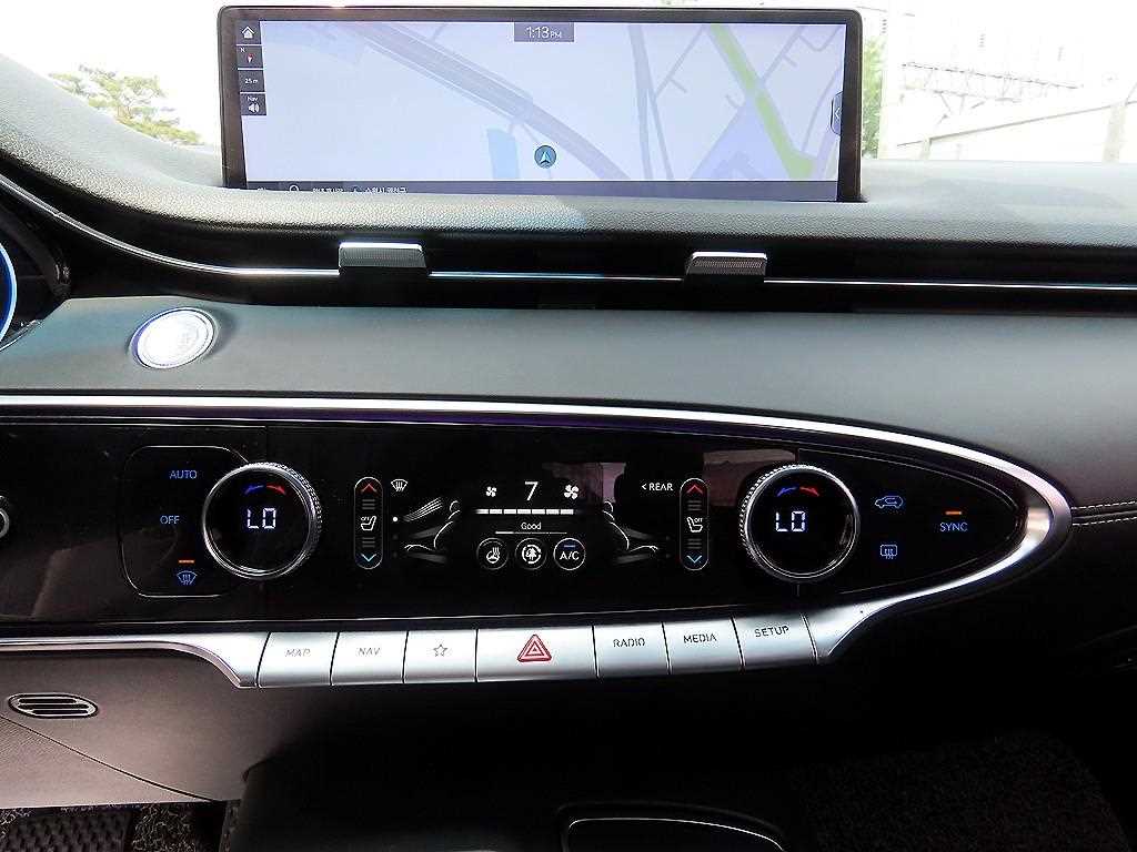 Genesis GV70 — photo 13