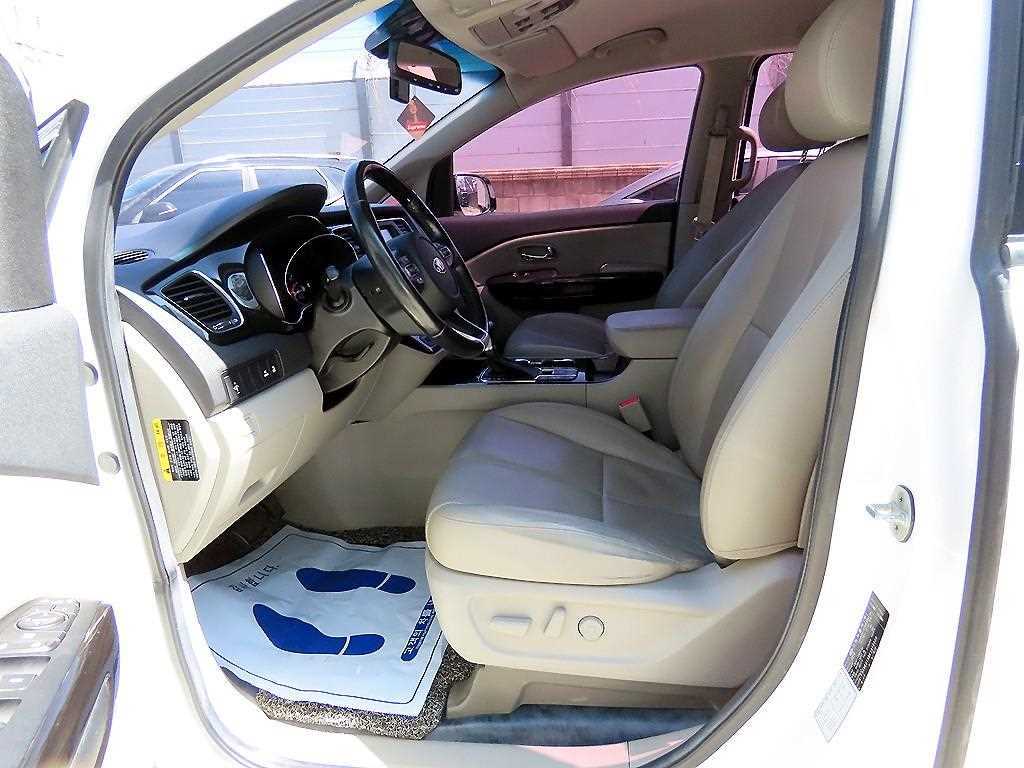 Kia Carnival — photo 05