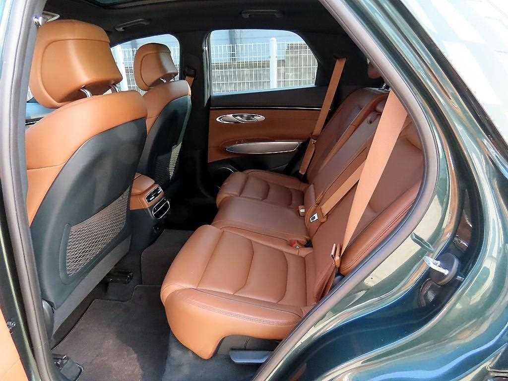 Genesis GV70 — photo 06