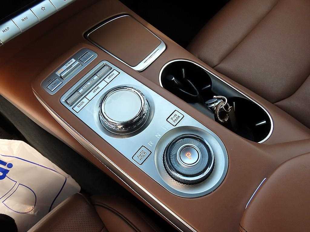 Genesis GV70 — photo 10