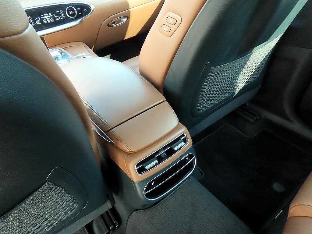 Genesis GV70 — photo 14