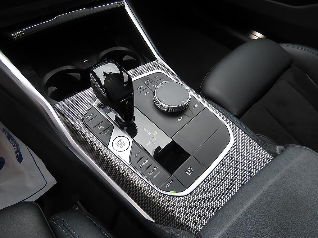BMW 3-Series — photo 11