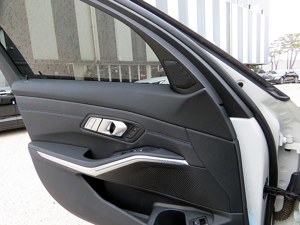 BMW 3-Series — photo 12