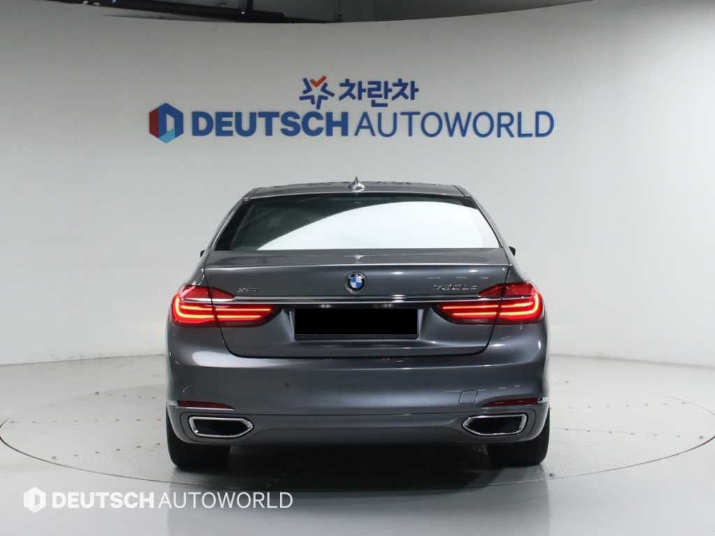 BMW 7-Series — photo 04