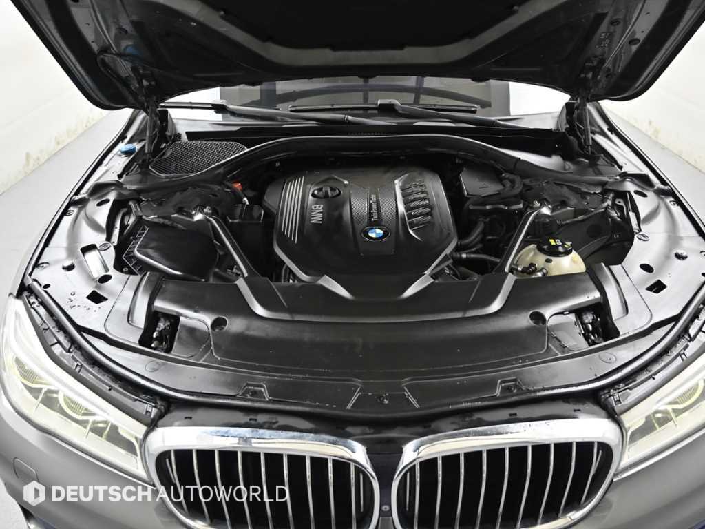 BMW 7-Series — photo 06