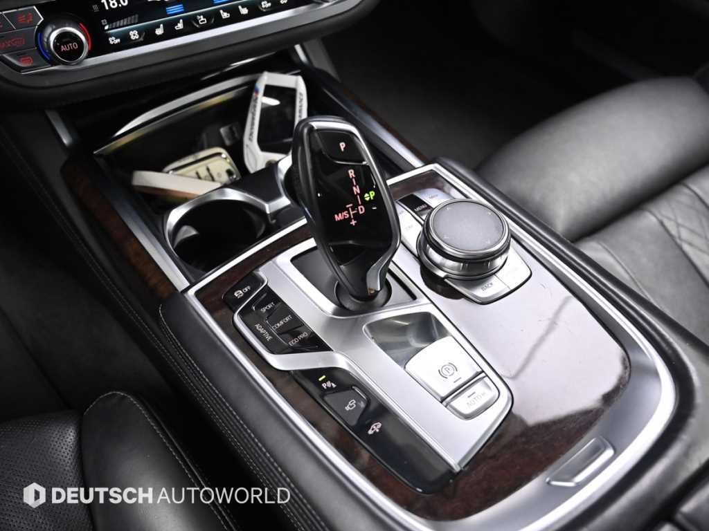 BMW 7-Series — photo 09