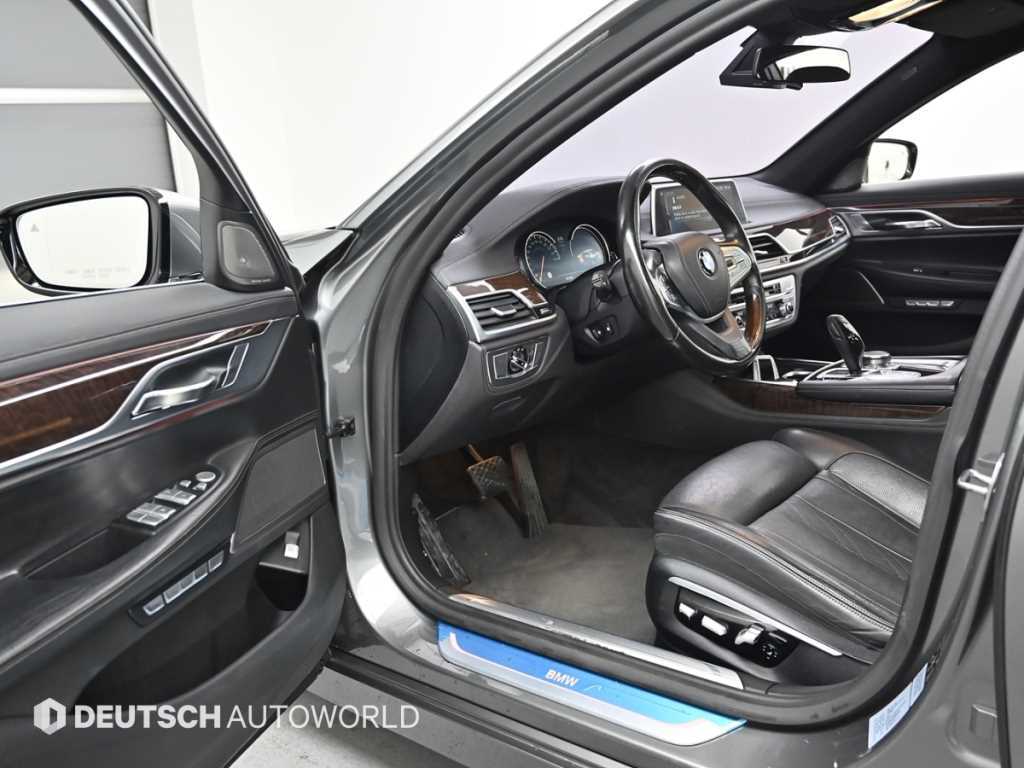 BMW 7-Series — photo 11