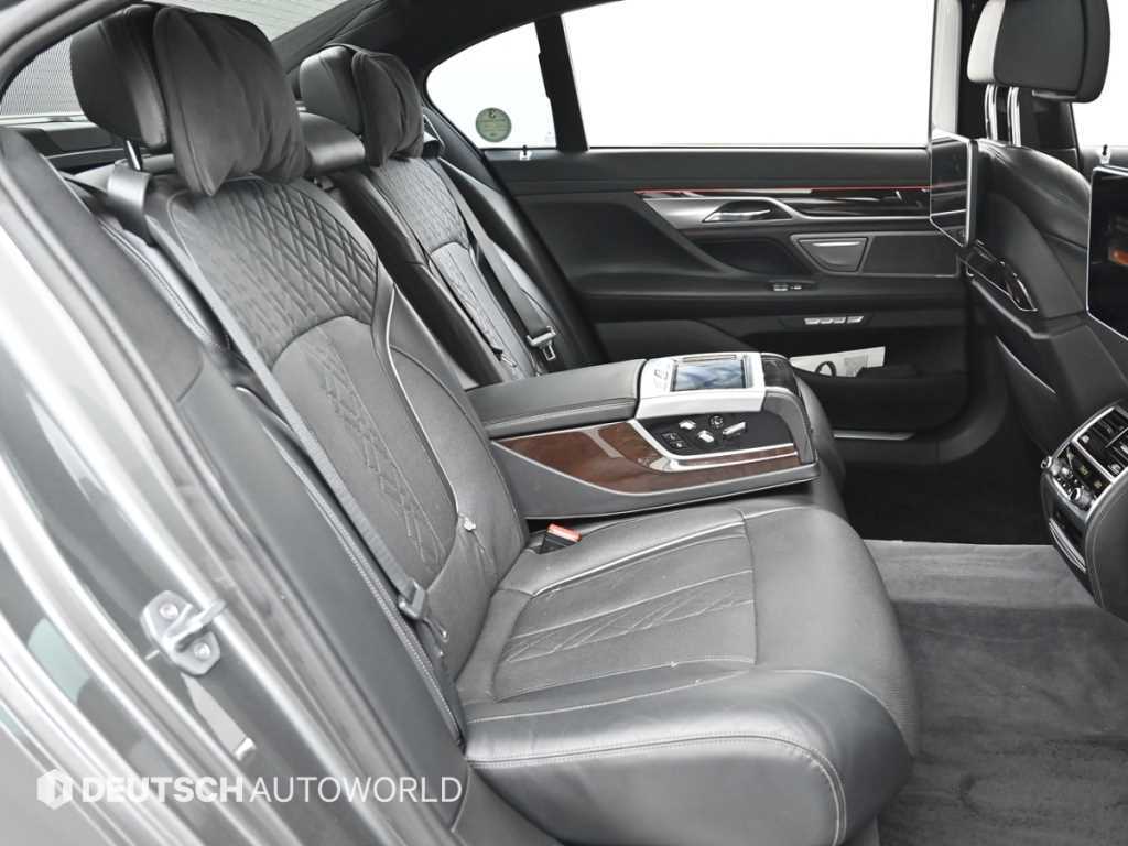BMW 7-Series — photo 12