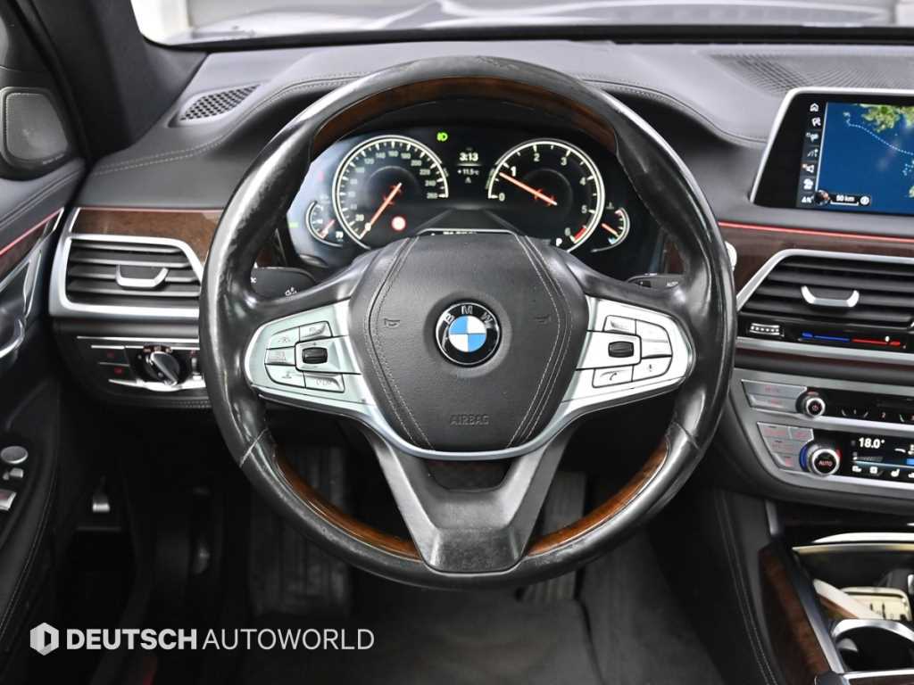 BMW 7-Series — photo 13
