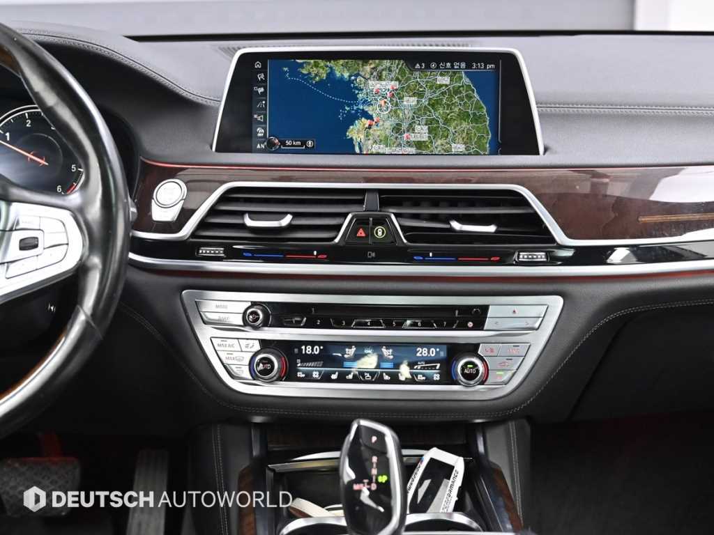 BMW 7-Series — photo 14