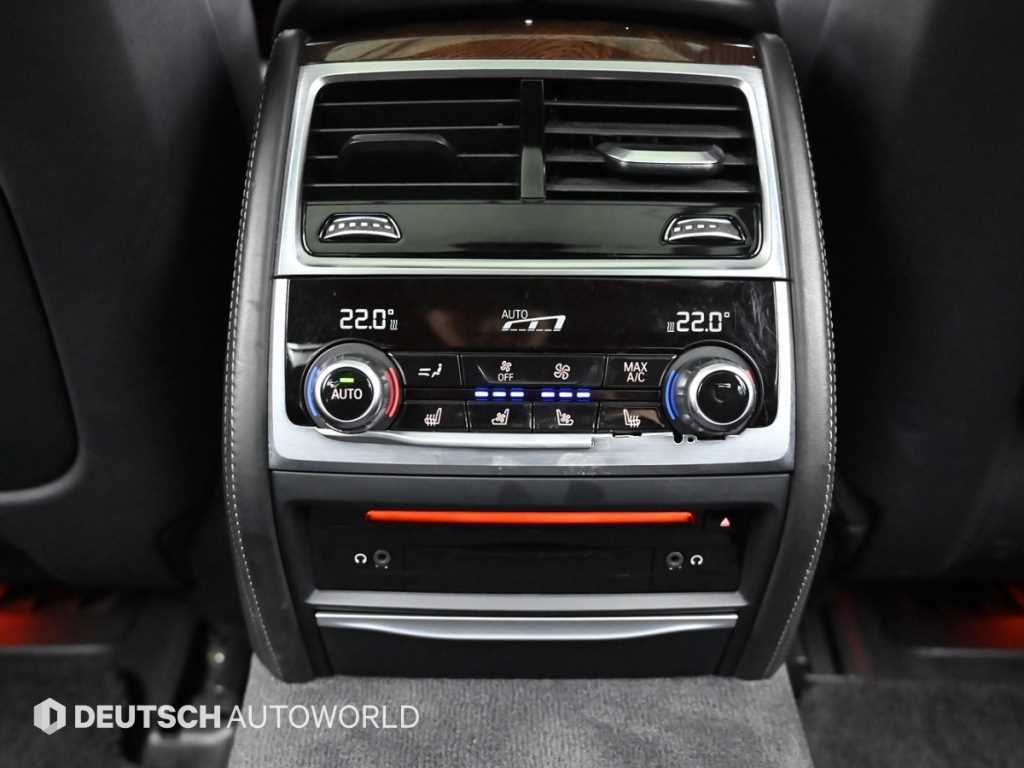BMW 7-Series — photo 16