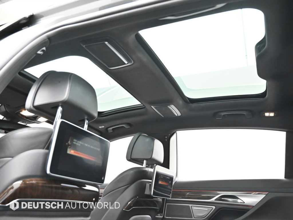 BMW 7-Series — photo 18