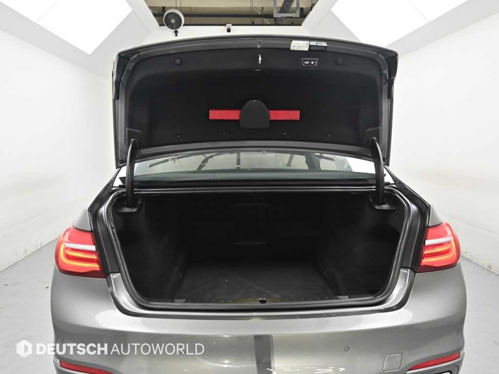BMW 7-Series — photo 19