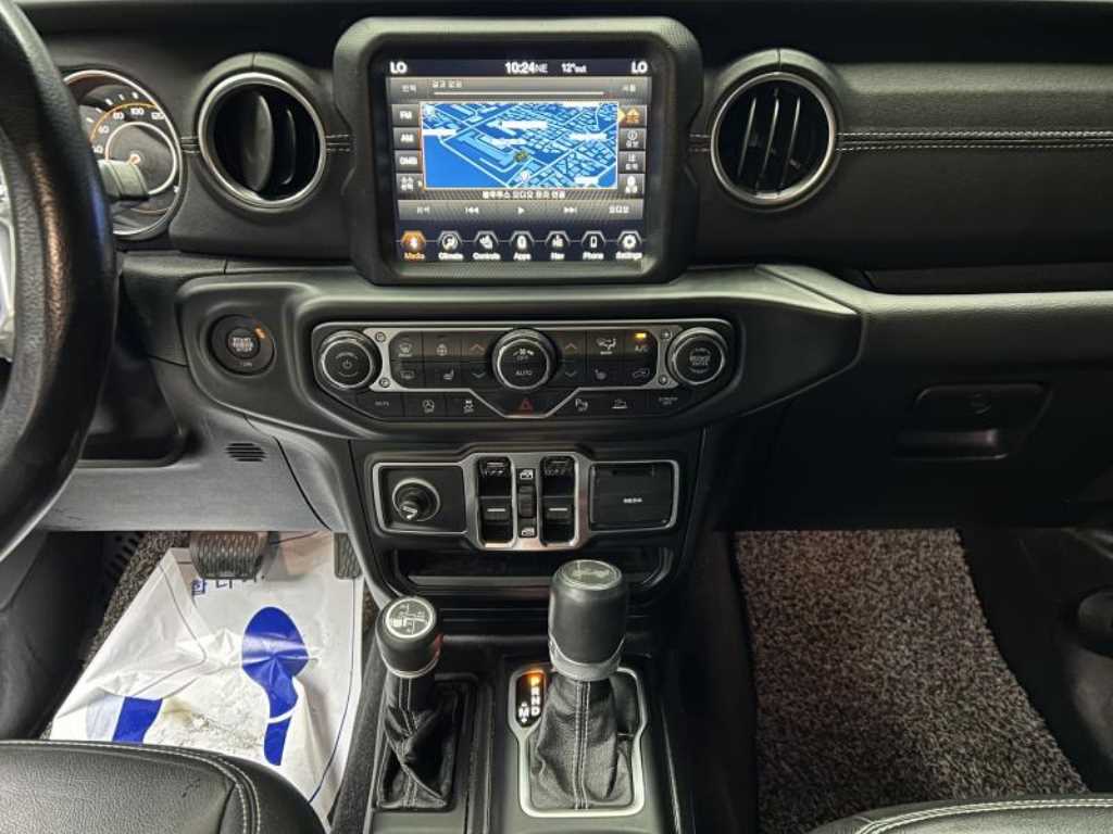 Jeep Wrangler — photo 12