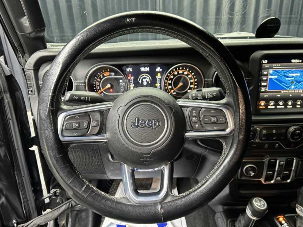 Jeep Wrangler — photo 13