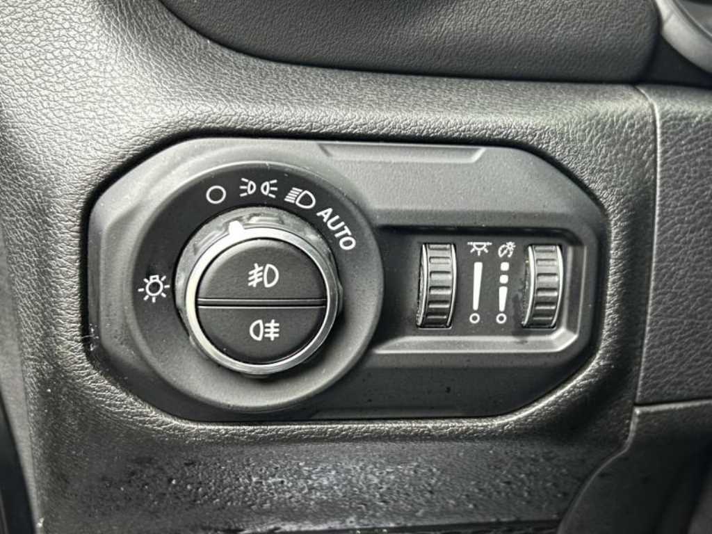 Jeep Wrangler — photo 14