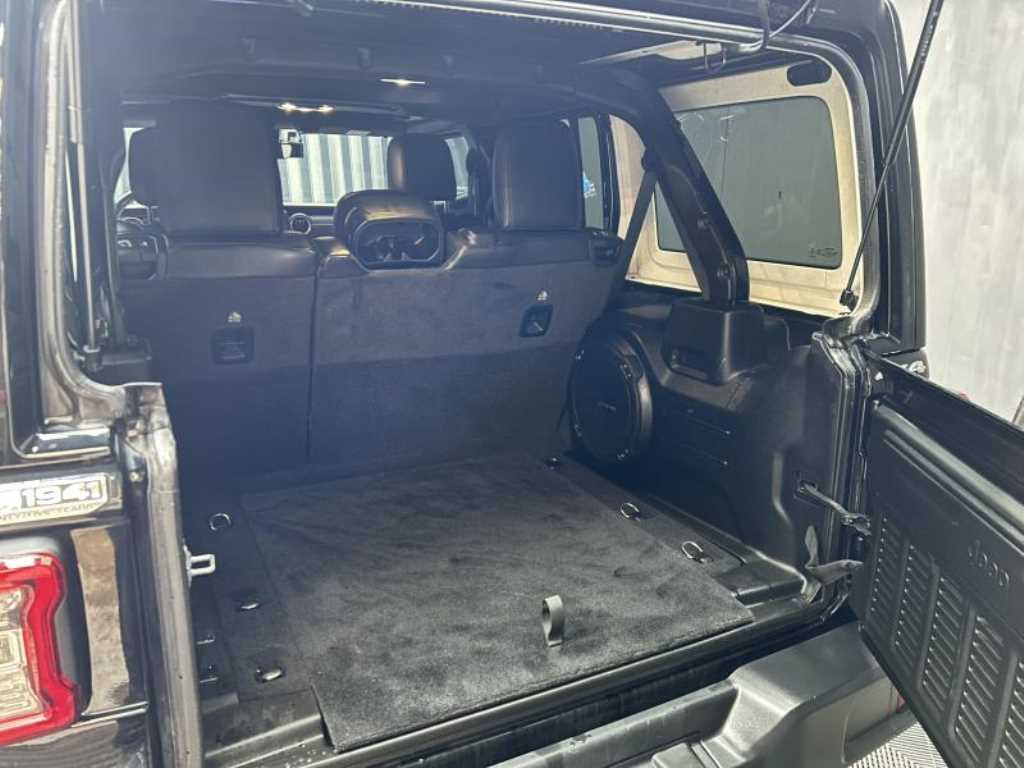 Jeep Wrangler — photo 18