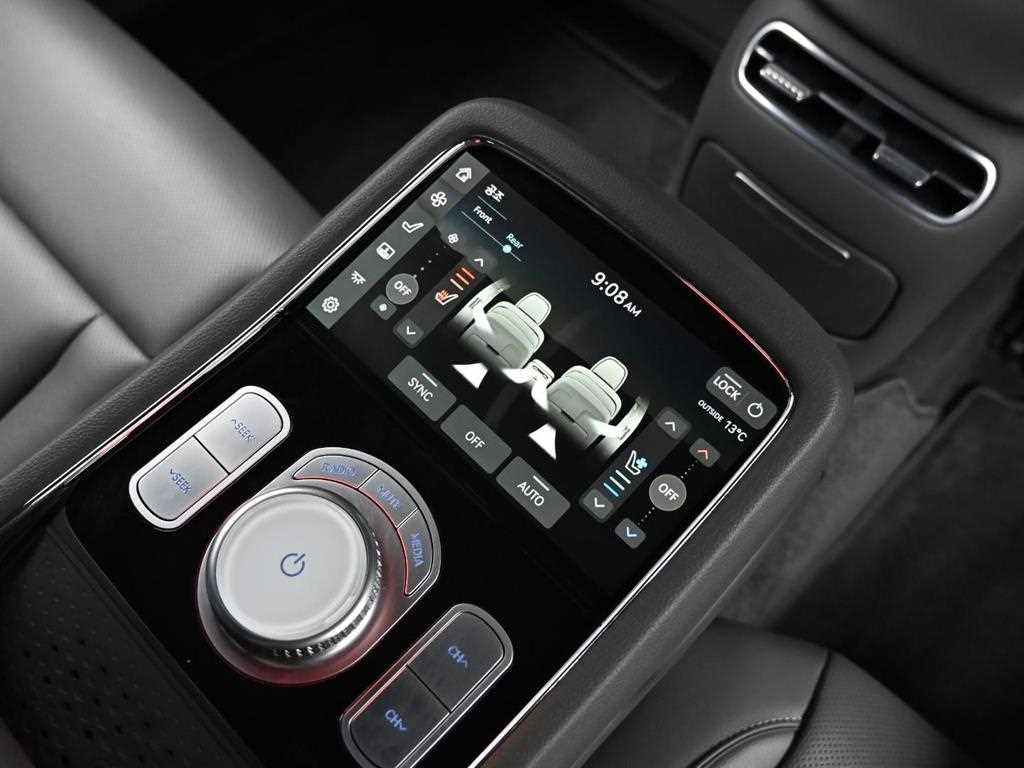Genesis G90 — photo 16
