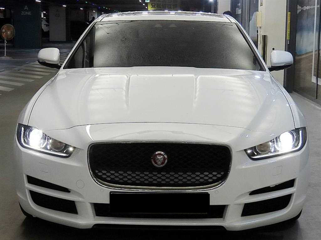 Jaguar XE — photo 02
