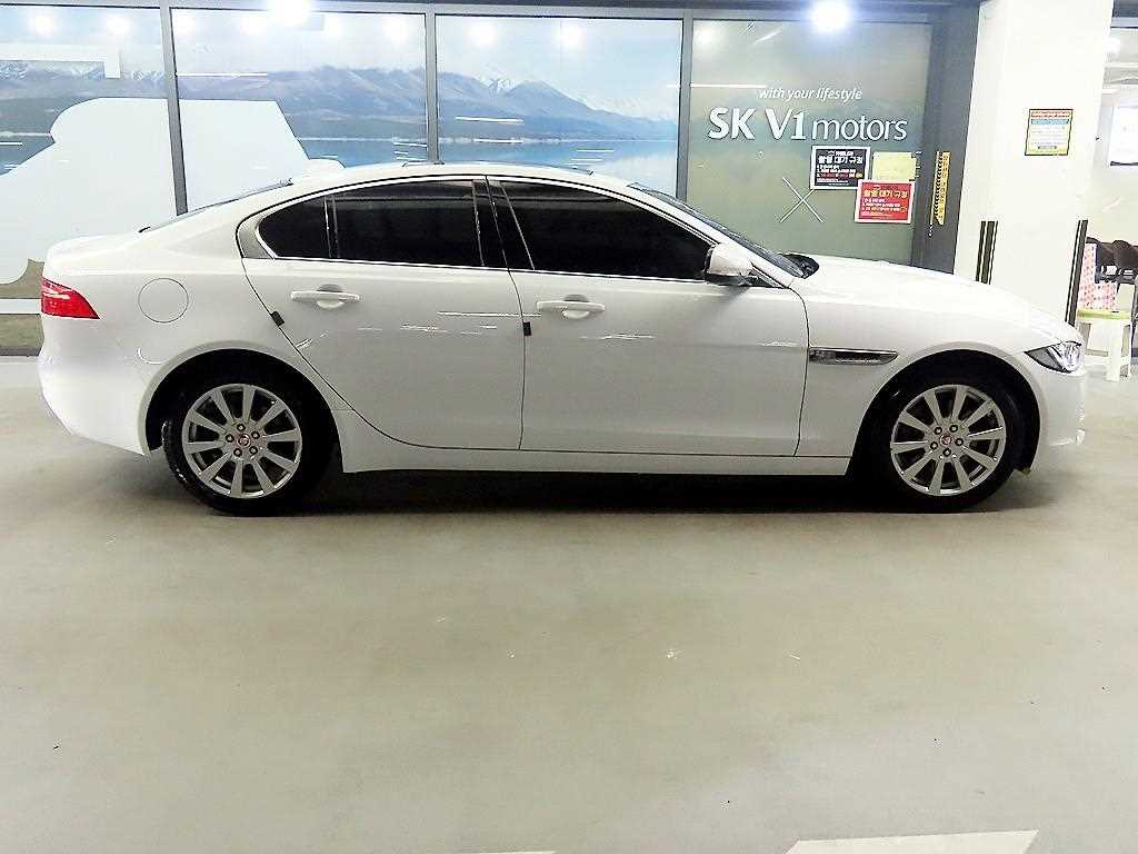 Jaguar XE — photo 03