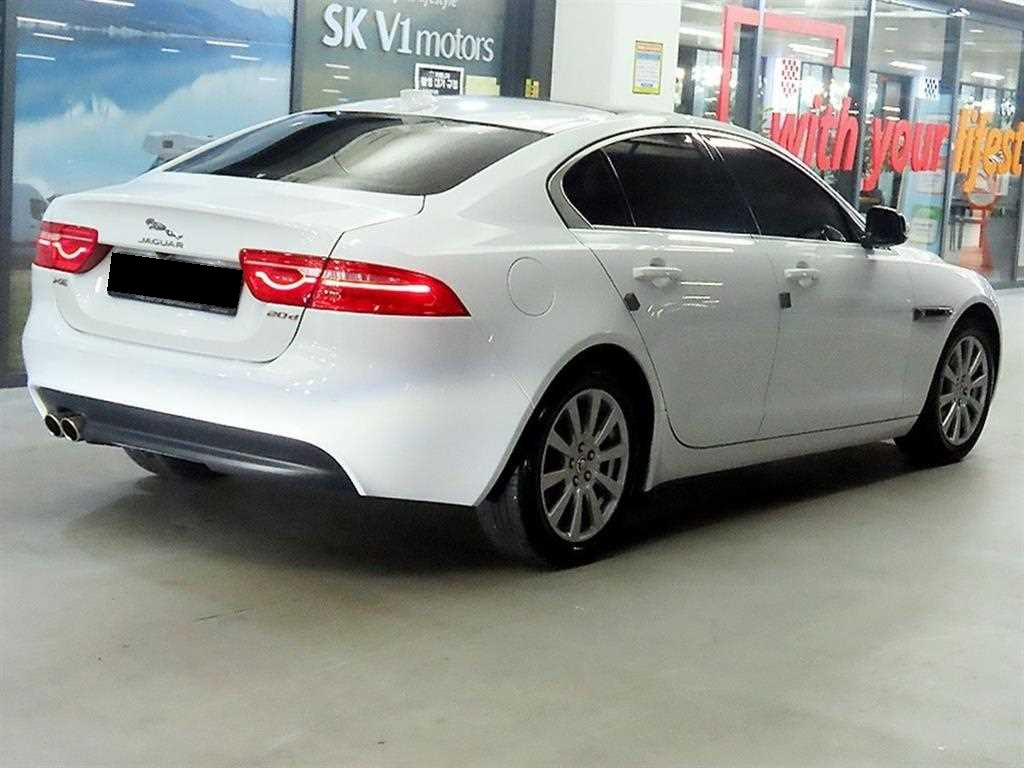 Jaguar XE — photo 04