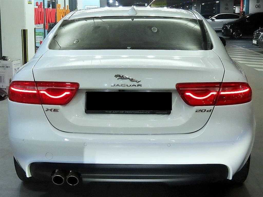 Jaguar XE — photo 05