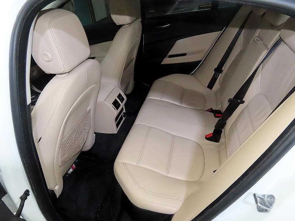 Jaguar XE — photo 06