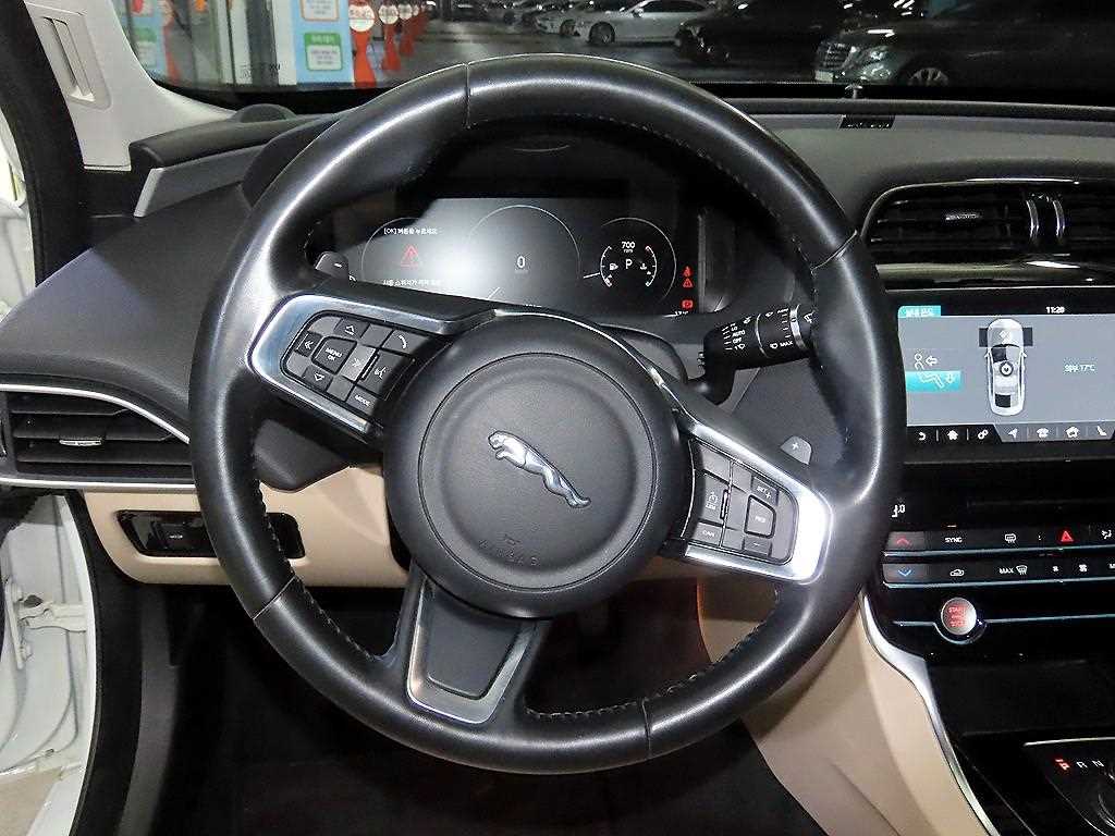Jaguar XE — photo 07