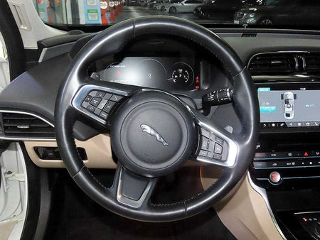 Jaguar XE — photo 07