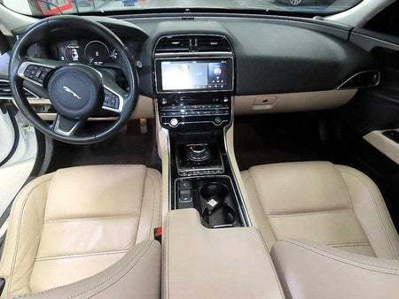Jaguar XE — photo 09