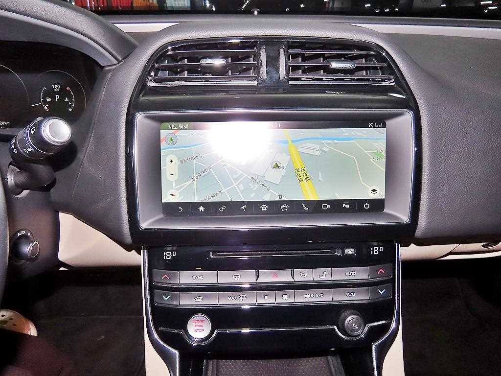 Jaguar XE — photo 10