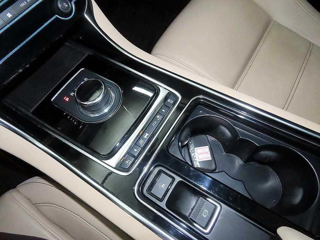 Jaguar XE — photo 11