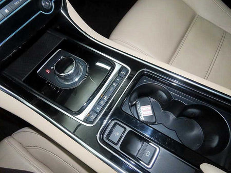Jaguar XE — photo 11