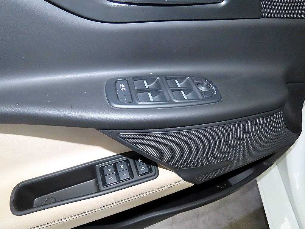 Jaguar XE — photo 12
