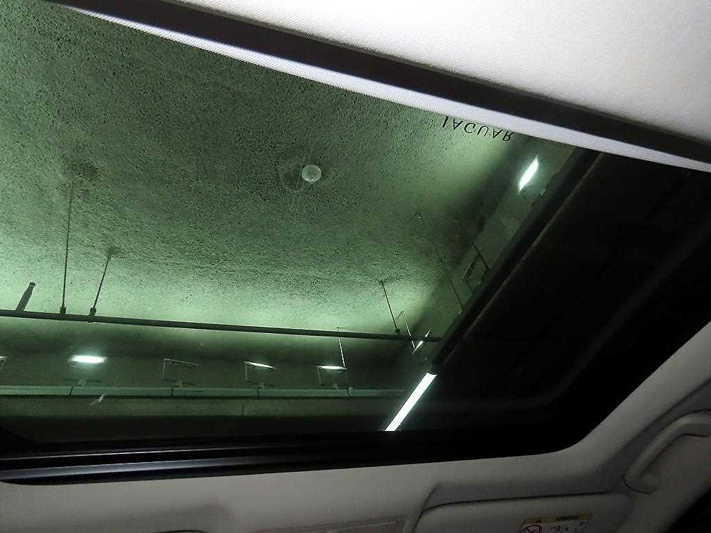 Jaguar XE — photo 18