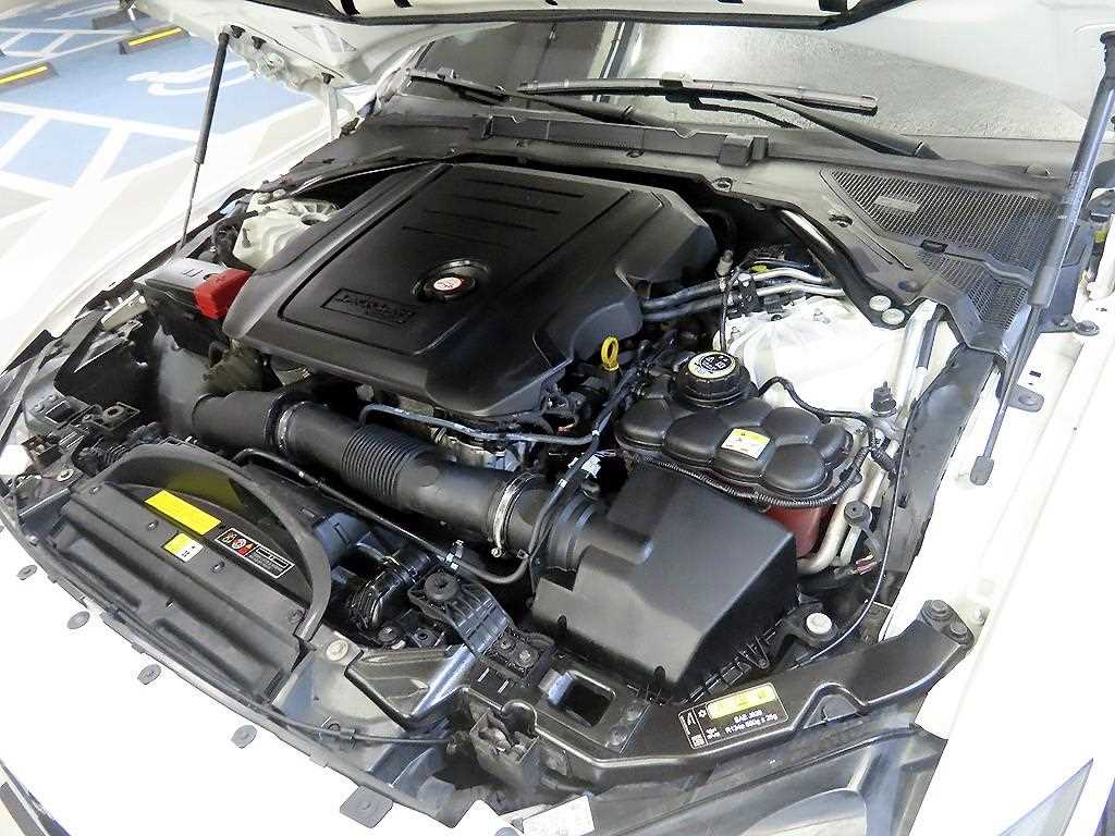 Jaguar XE — photo 19
