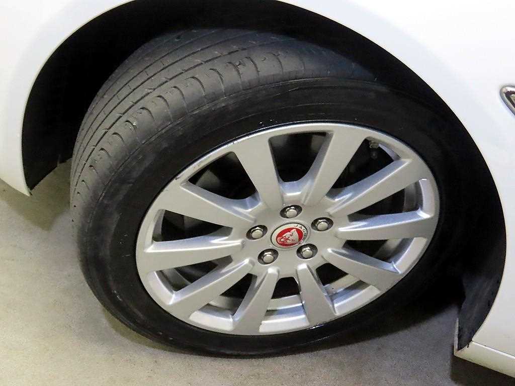 Jaguar XE — photo 20