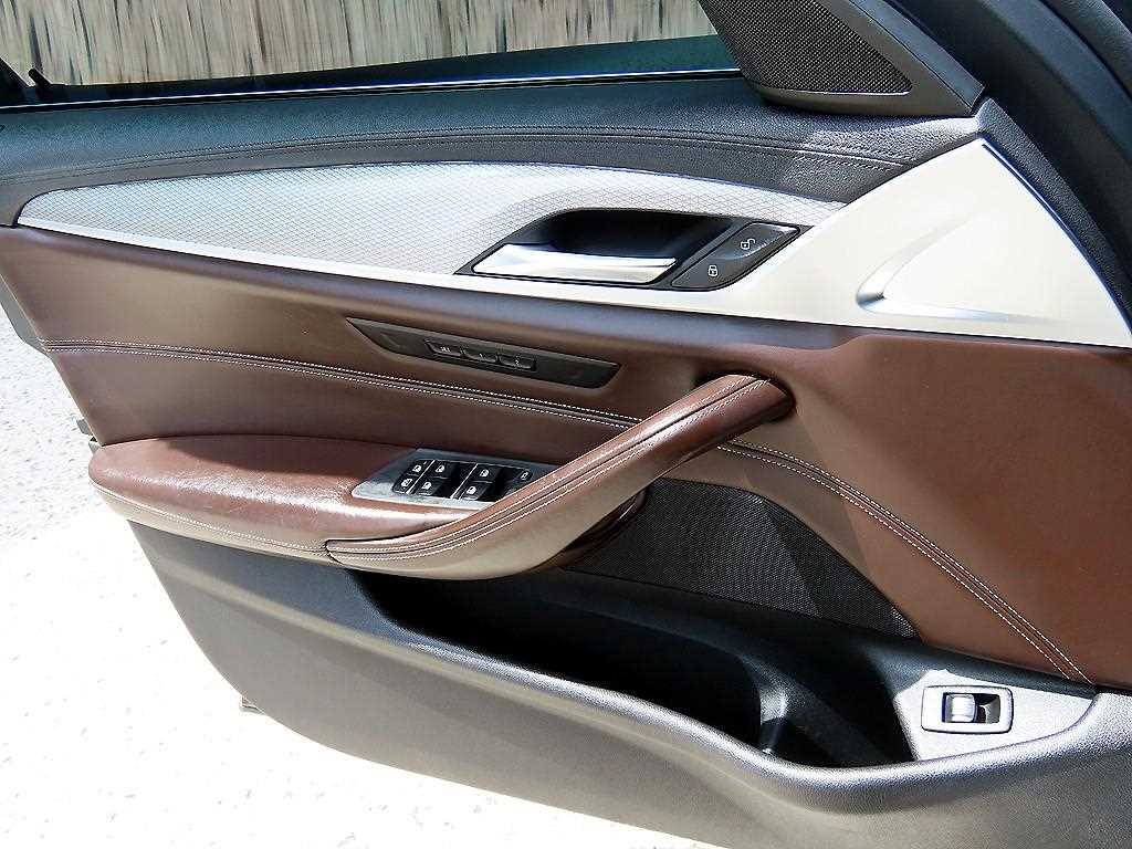 BMW 5-Series — photo 12