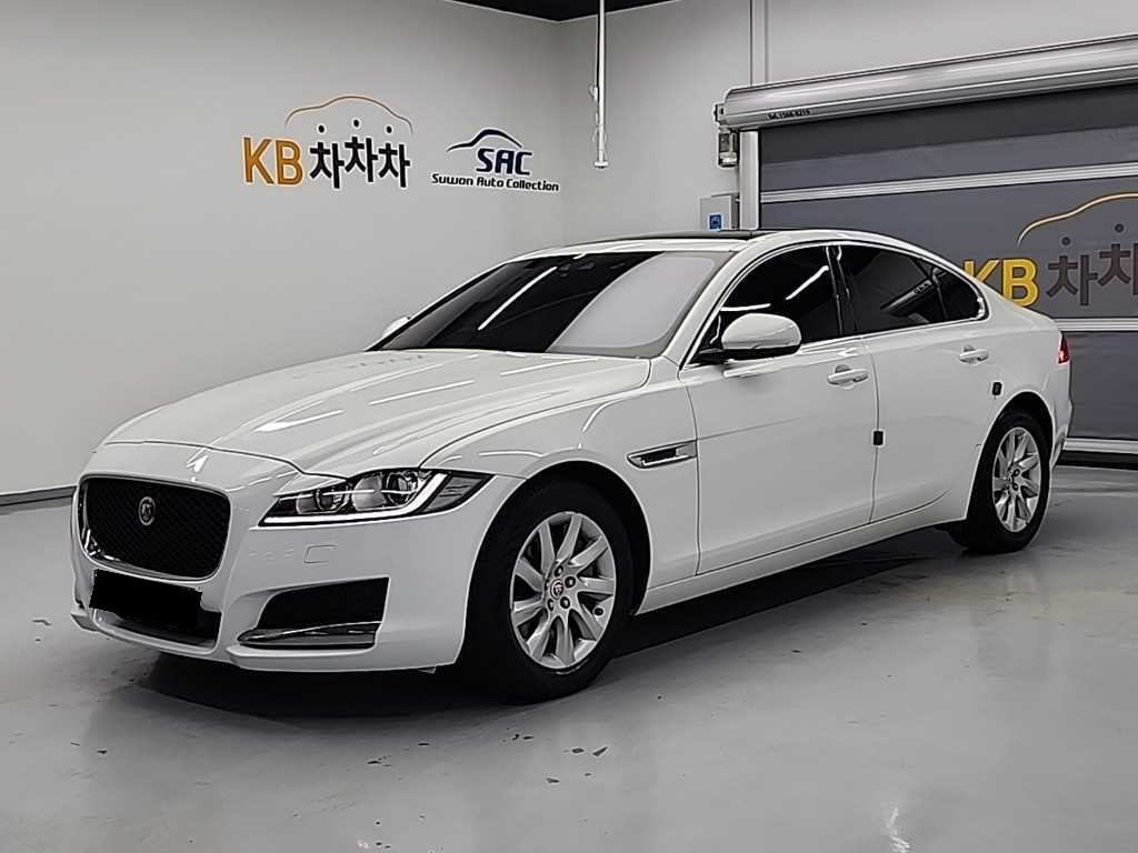 Jaguar XF — photo 01
