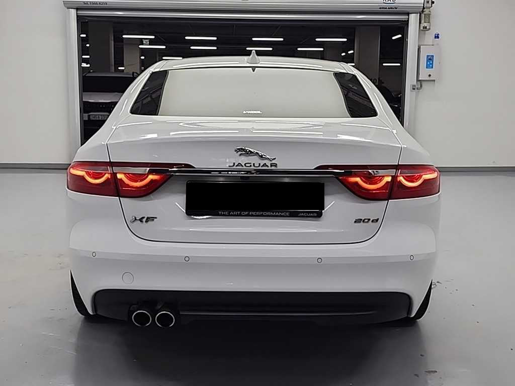 Jaguar XF — photo 03