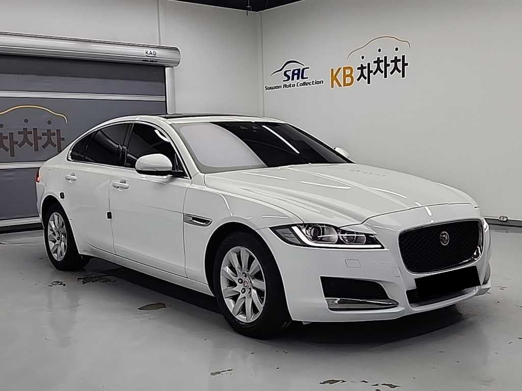 Jaguar XF — photo 04