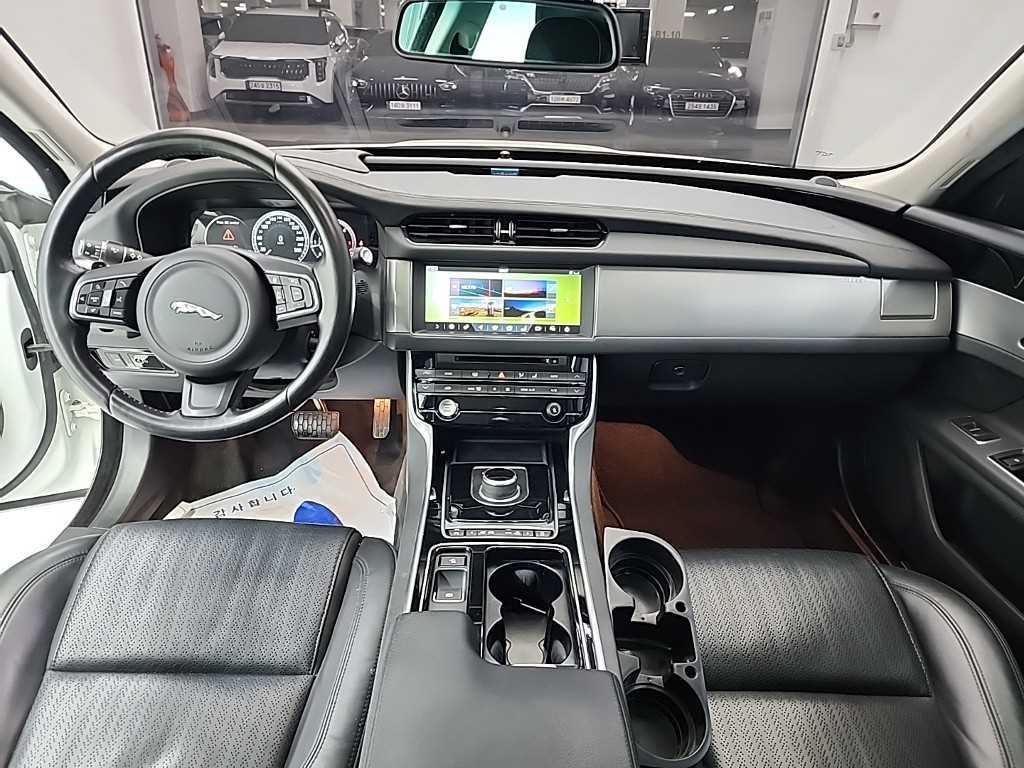 Jaguar XF — photo 07